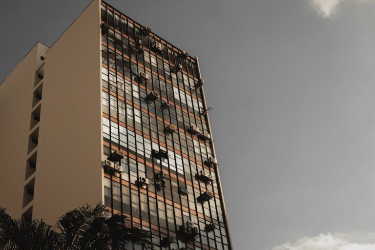 Retrofit movimenta bilhões no mercado imobiliário e empresas apostam na recuperação de prédios corporativos em São Paulo Retrofit movimenta bilhões no mercado imobiliário e empresas apostam na recuperação de prédios corporativos em São Paulo